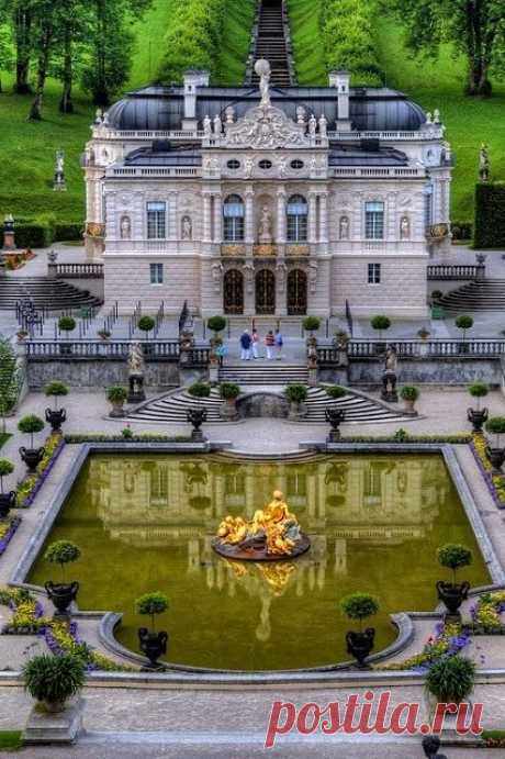 Замок Линдерхоф (нем. Linderhof) в Баварии — единственный замок короля Людвига II, полностью достроенный при его жизни.