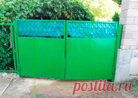 Всем доброго времени суток! В этой статье хочу рассказать вам как и чем покрасить ворота гаража на даче. На этих выходных я умудрился внепланово выполнить данную задачу. Получилось конечно не идеально, все таки первый опыт, но может кому будет полезно, кто собирается тоже в первый раз сделать такую работу. Весь процесс как покрасить ворота снаружи и внутри отснял на фото специально для этого сайта TvoiDvor, так что прошу любить и жаловать!