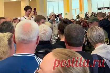 Пассажиры захотели линчевать сотрудника авиакомпании в аэропорту России и попали на видео