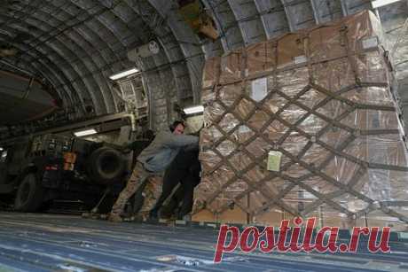 Цель поставки кассетных боеприпасов Украине объяснили. Поставка кассетных боеприпасов Вооруженным силам Украины (ВСУ) — это месть за неудавшееся контрнаступление. Так в разговоре с «Лентой.ру» объяснил цель отправки бомб военный политолог, доцент кафедры политического анализа и социально-психологических процессов РЭУ имени Плеханова Александр Перенджиев.