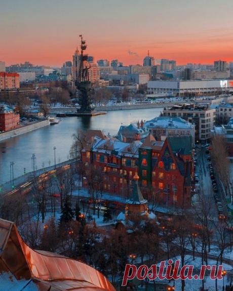 Здание доходного дома Перцовой в Москве в стиле модерн было построено в 1905-1907 годах. 
#факт@mosc1 

В подвале с 1908 по 1910 год размещалось артистическое кабаре "Летучая мышь", где мхатовские знаменитости пробовали себя в неожиданных амплуа: В.Качалов — в роли циркового борца, О.Книппер-Чехова — парижской шансонетки, В.Немирович-Данченко дирижировал любительским оркестром, К.Станиславский демонстрировал "чудеса черной и белой магии". Устав заведения гласил "Не обижать...