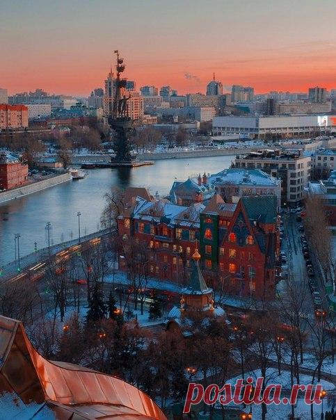 Здание доходного дома Перцовой в Москве в стиле модерн было построено в 1905-1907 годах. 
#факт@mosc1 

В подвале с 1908 по 1910 год размещалось артистическое кабаре 