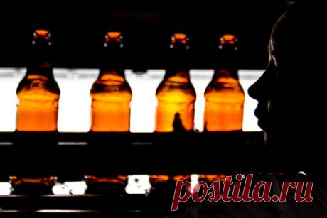 Российские пивовары предупредили о невозможности сдержать цены. Крупнейшие российские пивоваренные компании с апреля повышают свои цены на 5-20 процентов. Невозможность сдержать текущий уровень они объясняют резким подорожанием сырья и материалов. Предпосылками для роста цен стало подорожание солода, хмеля, фруктовых соков, картона, пленки, этикеток и алюминиевых банок.