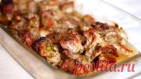 "Мясо по-грузински"
Ингредиенты:
- 1 килограмм мяса
- 100 гр сметаны
- Зелень (петрушки, укропа, розмарина, базилика, кинзы)
- 2 ч.л. меда
- 1 ст.л. сока лимона