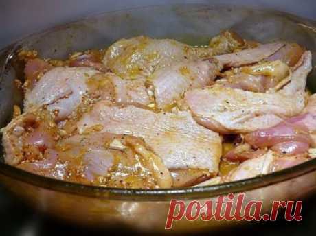 МАРИНАДЫ ДЛЯ КУРИНОЙ ГРУДКИ: ТОП-6 РЕЦЕПТОВ
№1 - Пряный маринад
Ингредиенты:
1. Луковицы - 1 шт.
2. Чеснок - 3 зубчика
3. Лимонный сок - 30 мл.
4. Красный перец молотый и соль - по вкусу
Приготовление:
Лук и чеснок мелко порубить и смешать с солью и перцем. Засыпать получившейся смесью кусочки курицы, перемешать и оставить в прохладном месте на 4−6 часов
№2 - Пивной маринад
Ингредиенты:
1. Соевый соус - 200 мл.
2. Мёд - 150 г.
3. Пиво - 200 мл.
4. Чеснок - 2 зубчика
5. Стручок к