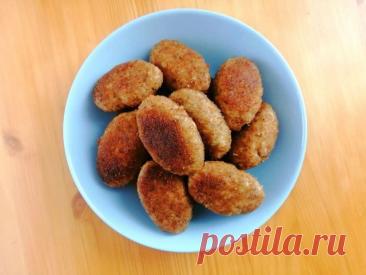 Домашние колбаски из скумбрии —  универсальное сытное и полезное блюдо, не требующее много времени и сил на приготовление.