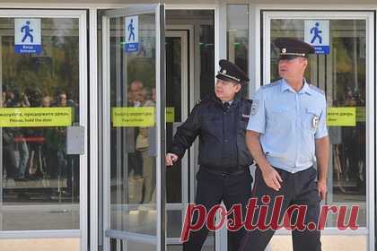 Российские полицейские задержали в метро пьяного мужчину в ластах. В метро Санкт-Петербурга правоохранители задержали пьяного мужчину в ластах. Мужчину задержали четыре дня назад на станции «Парнас», так как он нарушил правила метрополитена — был в нетрезвом виде и без обуви. Видео с фигурантом было выложено в нескольких Telegram-каналах.