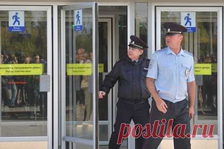Российские полицейские задержали в метро пьяного мужчину в ластах. В метро Санкт-Петербурга правоохранители задержали пьяного мужчину в ластах. Мужчину задержали четыре дня назад на станции «Парнас», так как он нарушил правила метрополитена — был в нетрезвом виде и без обуви. Видео с фигурантом было выложено в нескольких Telegram-каналах.