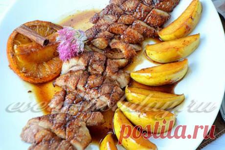 Утиная грудка с апельсиновым соусом и яблоками