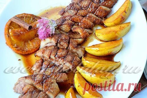 Утиная грудка с апельсиновым соусом и яблоками