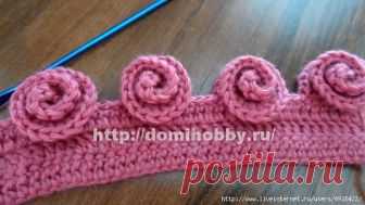 ВЯЗАНИЕ ОБЪЕМНЫХ РОЗОЧЕК КРЮЧКОМ
Маленькие розочки, как бутончики, выглядят очень нежно и романтично, их можно использовать для обвязки горловины и манжет кофточек, а также вязать ряды с объемными розочками по полотну.
Формируется розочка из простой связанной спирали. Вы уже, наверное, часто встречали способ вязания каймы крючком со спиралями, так вот связав такую кайму, каждую спираль нужно скрутить и закрепить в основании, сшив розочку с изнаночной стороны.
Рассмотрим п...