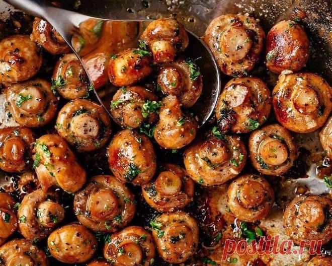 Чесночные шампиньоны.

Ингредиенты:
-Сливочное масло — 4 ст. л.
-Оливковое масло — 1 ст. л.
-Лук, нарезать — 0,5 шт.
-Шампиньоны — 500 г
-Сухое белое вино — 2 ст. л. (по желанию)
-Листья тимьяна, нарезать — 1 ч. л.
-Свежая петрушка, нарезать — 0,5 пучка
-Чеснок, измельчить — 4 зубчика
-Соль — по вкусу
-Перец — по вкусу

Приготовление:
1. Разогреть сливочное и оливковое масло сковороде.
2. Обжарить лук до мягкости (около 3 минут).
3. Добавить грибы и обжарить около 4–5 мину...