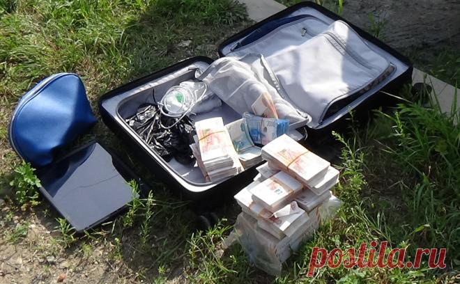 Полиция Биробиджана нашла во дворе чемодан с 15 млн руб.. Сотрудники полиции обнаружили во дворе жилого дома в Биробиджане чемодан с 15 млн руб.