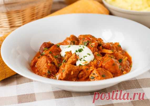 СВИНИНА, ТУШЕННАЯ С КАПУСТОЙ A LA ГУЛЯШ
