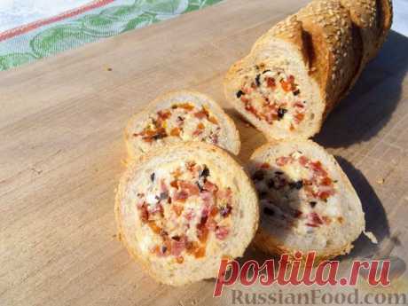 Рецепт: Фаршированный багет с сыром и копчёными колбасками на RussianFood.com