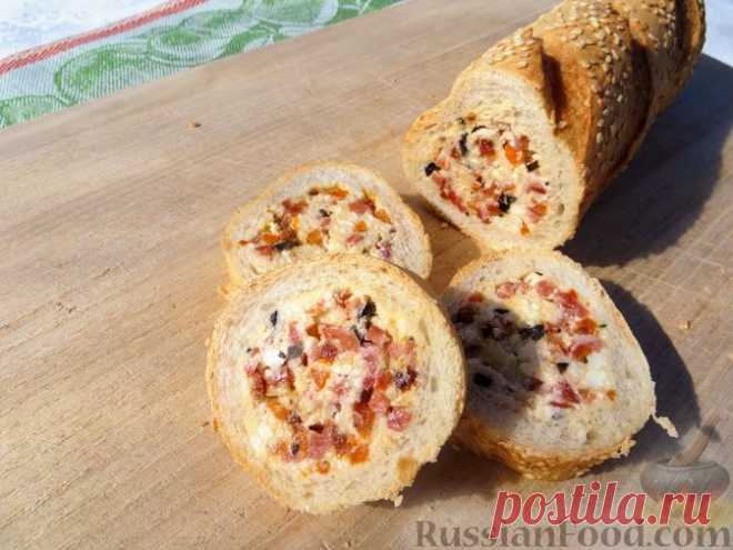 Рецепт: Фаршированный багет с сыром и копчёными колбасками на RussianFood.com