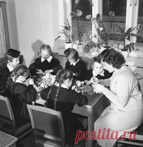 Эксперимент над школьницами СССР - 1951 год. Рижский район Москвы. Ученицы первого класса школы продленного дня во время занятий происходит вышивка лентами в кружке рукоделия
