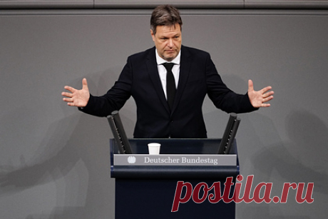 Германия призвала срочно заморозить активы российских бизнесменов. Власти Германии призвали срочно заморозить активы российских бизнесменов. С такой инициативой выступил глава Министерства экономики ФРГ, вице-канцлер Роберт Хабек. Ранее санкции анонсировал премьер-министр Японии Фумио Кисида. Он назвал их необходимыми для «изолирования России».