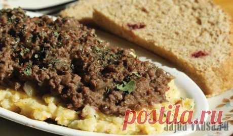 Шотландские коллопы. 
Немного необычное блюдо, но вкусное, подается с картофельным пюре. Для приготовления нужен говяжий фарш, лук, маринованные грибы, грецкие орех, овсяная мука в небольшом количестве и жир.