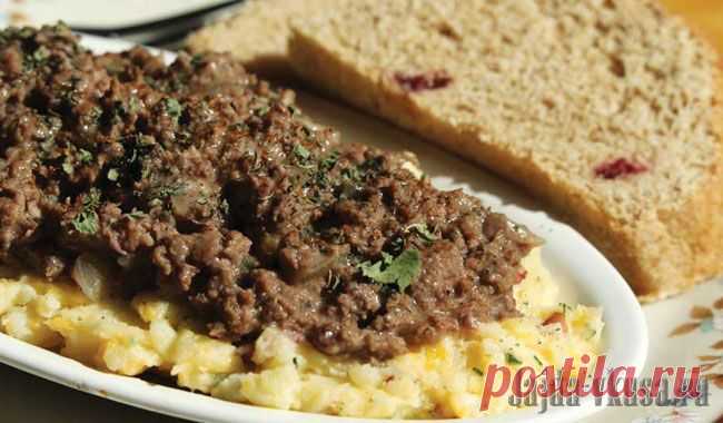 Шотландские коллопы. 
Немного необычное блюдо, но вкусное, подается с картофельным пюре. Для приготовления нужен говяжий фарш, лук, маринованные грибы, грецкие орех, овсяная мука в небольшом количестве и жир.