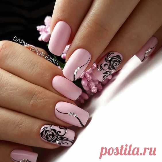Розовый маникюр с вензелями
