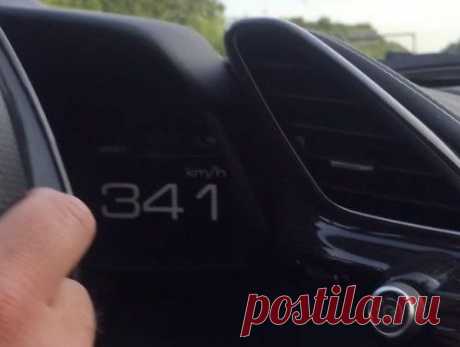 Ferrari 488 GTB отрывается на немецком автобане