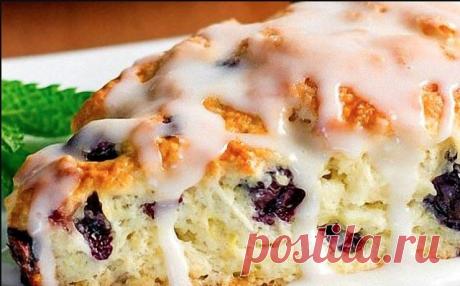 Черничные сконы с лимонной глазурью. 
Долгое время англичане считались самыми активными потребителями чая и всем известно, как эта нация любит традиции. Так и для знакового английского чаепития Five o’clock Tea существует целый ряд сложившихся традиций. Чай нужно подавать в красивой посуде из одного сервиза, обязательно поставить на стол молочник со сливками, а сам стол желательно застелить белой скатертью. И конечно же для такого знакового мероприятия существуют традицион...