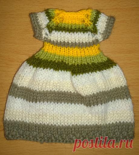 Платье для зайки-девочки. Здесь я опишу саму схему вязания платья. Полосочки можете сделать в любом месте, где вам больше нравится. 

Набираем на спицы 21 петлю.
1 ряд: изнаночные петли.

2 ряд: 1 КР, 2 +, 1 НАК, 1 +, 1 НАК, 3 +, 1 НАК, 1 +, 1 НАК, 5 +, 1 НАК, 1 +, 1 НАК, 3 +, 1 НАК, 1 +, 1 НАК, 2 +, 1 КР. – 29 п.