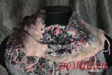 Авторский валяный бактус &quot;Огни города&quot; (Войлок от Ольги Нефедовой)
Бактус декорирован различными волокнами. Шарфик очень теплый и уютный. Стильный аксессуар для зимних морозов. 
Проект называется &quot;Огни города&quot;, т.к. на самом деле напоминает утреннее зарево, вечерние фонари, силуэты домов, таинственные туманные улочки ... в этой работе можно увидеть все, нужно только немного фантазии и воображения. 
Работа выполнена из натуральных теплых материалов.