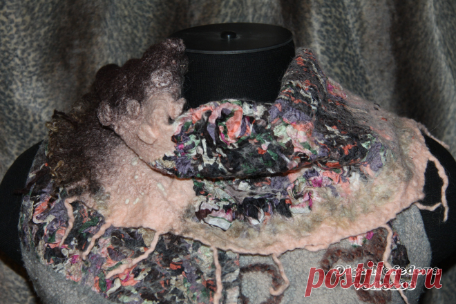 Авторский валяный бактус "Огни города" (Войлок от Ольги Нефедовой)
Бактус декорирован различными волокнами. Шарфик очень теплый и уютный. Стильный аксессуар для зимних морозов. 
Проект называется "Огни города", т.к. на самом деле напоминает утреннее зарево, вечерние фонари, силуэты домов, таинственные туманные улочки ... в этой работе можно увидеть все, нужно только немного фантазии и воображения. 
Работа выполнена из натуральных теплых материалов.