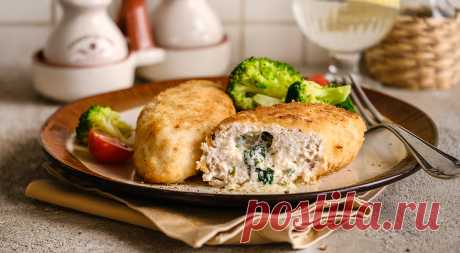 Котлеты по-киевски из куриного фарша. Котлеты по-киевски из куриного фарша – замечательная альтернатива котлетам, приготовленным из филе. Сделать их очень легко. Поэтому советуем готовить сразу двойную порцию и половину отправлять в ...