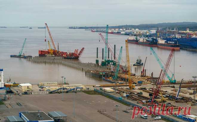 В Казахстане рассказали о транзите нефти после удара БПЛА по Усть-Луге. Казахстанская нефть отгружается штатно через порт Усть-Луга в Ленинградской области после атаки БПЛА в воскресенье, 24 августа, сообщили в Министерства энергетики Казахстана.