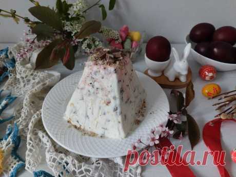 Пасха со сгущенным молоком и сушеной земляникой. Пасха со сгущенным молоком и сушеной земляникойДля пасхи к творогу добавить сгущенное молоко, ванилин и размолоть в блендере.Cнять цедру 1/2 апельсина и 1/2 лимона. Добавить к взбитому творогу цедру цитрусовых, цукаты (можно предварительно порубить), промытый и обсушенный изюм, сушеную землянику. Перемешать.Пасочницу выложить влажной марлей, выложить творожной массой, сверху закрыть кусочками марли, сверху выложить гнет и оставить в холодильнике…