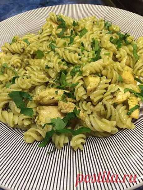 ПАСТА С КУРОЧКОЙ И СОУСОМ ПЕСТО
Ингредиенты:
- макаронные изделия твердых сортов любой формы ~ 500г (я мерю в кулачках – по 3 на мальчиков, по 2 на девочек),
- курица – ½ куриной грудки (!!!) домашнего маринада, иначе «не зазвучит»,
- чеснок крупный – ½ головки,
- вино белое сухое – 200-250 мл,
- базилик сушеный – 2 ст.л.,
- соус песто (лучше домашний) – 5 ст.л.,
- петрушка – 5 больших веточек,
- ОМ (можно любое растительное) – 2 ст.л.,
- черный перец из мельницы – по вкусу