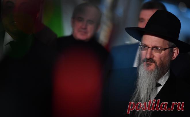 Главный раввин России назвал оскорбительной статью помощника Патрушева. Статью помощника секретаря Совбеза Алексея Павлова, где любавичских хасидов называют сектой, можно было бы назвать «антисемитским бредом», заявил раввин. В ФЕОР считают, что содержащиеся в ней тезисы «создают причину для вражды»