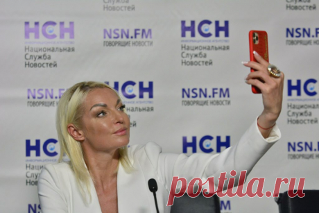 Недавно оперная звезда Анна Нетребко поразила поклонников своими стройными ногами, прогуливаясь по Вероне в пышном платье с короткой юбкой. Подписчики