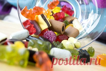 Учительница случайно угостила школьников марихуаной и попала под суд. В Южной Каролине в США учительница начальных классов случайно угостила школьников марихуаной за хорошее поведение и успеваемость и попала под суд. Преподаватель в конце занятия давала ученикам коробку с призами, из которой они вытаскивали различные мелочи. Один из школьников достал запрещенное вещество.