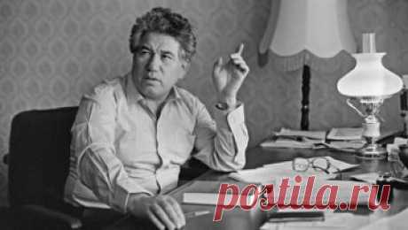 Знаменитые Стрельцы
Чингиз Айтматов - киргизский и русский писатель, народный писатель Киргизской ССР (1974), писал на киргизском и русском языках; дипломат, Герой Киргизской Республики (1997), академик АН Киргизской ССР (1974), Герой Социалистического Труда (1978) . Лауреат Ленинской (1963) и трёх Государственных премий СССР (1968, 1977, 1983) (из Википедии)
Произведения:
"Джамиля" (1958)
"Верблюжий глаз" (1960)
"Тополёк мой в красной косынке"
"Первый учитель"
"Прощай, Гульсары"
"Белый пароход"