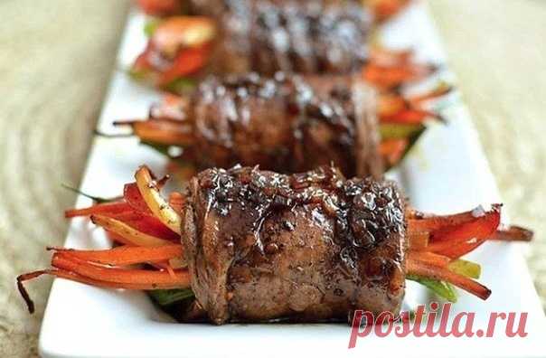 Роллы из говядины с овощами

Ингредиенты:

- 8-10 тонких нарезанных кусочков филе говядины
- Соль и перец (по вкусу)
- 3 столовые ложки соуса Вустершир
- 1 столовая ложка оливкового масла
- любимые специи для мяса

Для начинки:
- 1 морковь
- 1 сладкий перец
- 1/2 кабачка (в зависимости от размера)
- 5-6 перьев зеленого лука
- 2 зубчика чеснока
- 1 чайная ложка итальянской приправы

Для бальзамической глазури:
- 2 чайные ложки сливочного масла
- 2 столовые ложки мелко нарез...