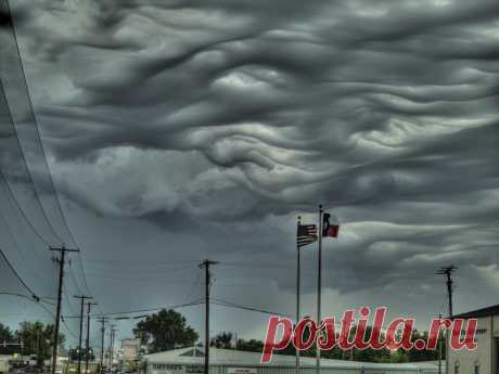 Облака асператус
Undulatus asperatus, или шероховато-бугристые волны. Этот тип облаков, имеющих довольно ‎мистический образ, был внесен в классификацию сравнительно недавно по решению главы ‎общества исследователей облаков.