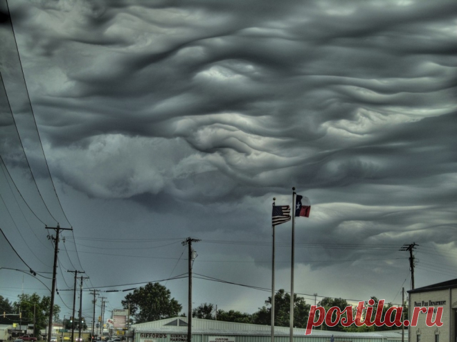 Облака асператус
Undulatus asperatus, или шероховато-бугристые волны. Этот тип облаков, имеющих довольно ‎мистический образ, был внесен в классификацию сравнительно недавно по решению главы ‎общества исследователей облаков.