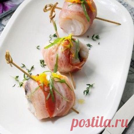 Треска с черносливом в беконе  – закуски.  //eda.ru