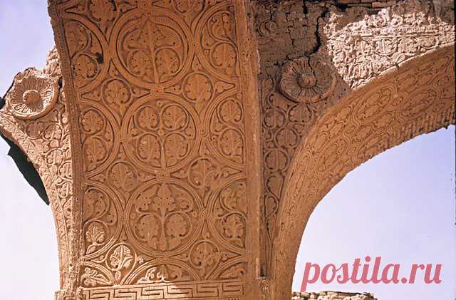 Masjid-i No Gunbad | Interior detail; soffit of arches resting on south pillar | Archnet