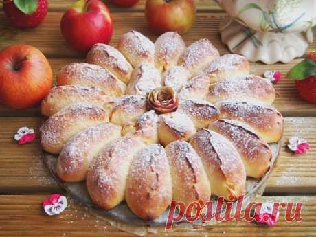 ОТРЫВНОЙ ЯБЛОЧНЫЙ ПИРОГ ИНГРЕДИЕНТЫ: Тесто: ● Молоко — 150 мл. ● Дрожжи быстрорастворимые — 1,5 ч.л. ● Яйцо — 1 шт. ● Сметана — 1 ст.л. ● Сахар — 1,5 ст.л. ● Соль — 1/2 ч.л. ● Масло сливочное — 50 гр. ● Мука — 370 гр. Начинка: ● Яблоки — 3 шт. (небольшие) ● Сахар тростниковый — 40 гр. ● Корица — ½ ч.л. ● Растительное масло — для смазки формы ПРИГОТОВЛЕНИЕ: 1. В теплом молоке развести дрожжи. Добавить сахар, соль, сметану, яйцо и растопленное сливочное масло. Хорошо перемеш...