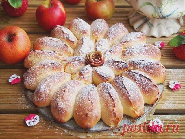 ОТРЫВНОЙ ЯБЛОЧНЫЙ ПИРОГ ИНГРЕДИЕНТЫ: Тесто: ● Молоко — 150 мл. ● Дрожжи быстрорастворимые — 1,5 ч.л. ● Яйцо — 1 шт. ● Сметана — 1 ст.л. ● Сахар — 1,5 ст.л. ● Соль — 1/2 ч.л. ● Масло сливочное — 50 гр. ● Мука — 370 гр. Начинка: ● Яблоки — 3 шт. (небольшие) ● Сахар тростниковый — 40 гр. ● Корица — ½ ч.л. ● Растительное масло — для смазки формы ПРИГОТОВЛЕНИЕ: 1. В теплом молоке развести дрожжи. Добавить сахар, соль, сметану, яйцо и растопленное сливочное масло. Хорошо перемеш...