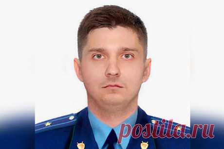 Российского прокурора отправили в колонию за крышевание сотрудников ГИБДД. Борисоглебский городской суд вынес приговор бывшему прокурору Грибановского района Воронежской области Алексею Бобро, который организовал систему крышевания полицейских. Его приговорили к полутора годам лишения свободы в колонии общего режима и запретили занимать государственные должности в течение двух лет.
