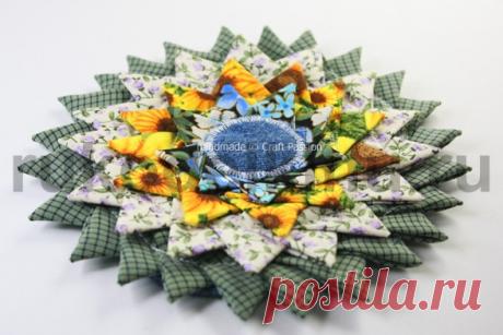 Объемный цветок с треугольными лепестками из ткани. Идея для пэчворка.