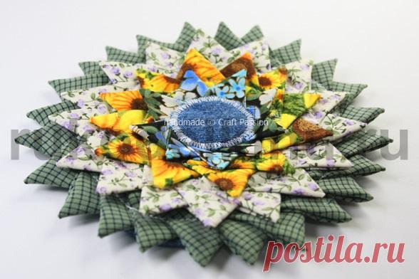 Объемный цветок с треугольными лепестками из ткани. Идея для пэчворка.