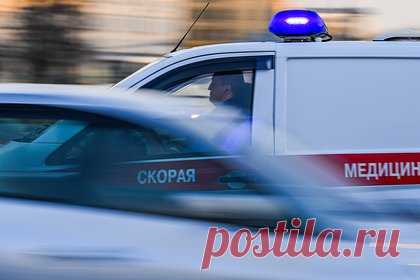 Россиянка обварилась кипятком в ванной и погибла. В петербургском Колпино женщина решила принять ванну и погибла. Об этом стало известно 78.ru. По данным издания, обварившееся тело россиянки нашли в одной из квартир на Пролетарской улице. Предварительно, она скончалась после того, как обварилась кипятком в ванной. У 53-летней погибшей в ушах и носу была кровь.