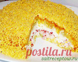 Салат с сыром и крабовыми палочками.